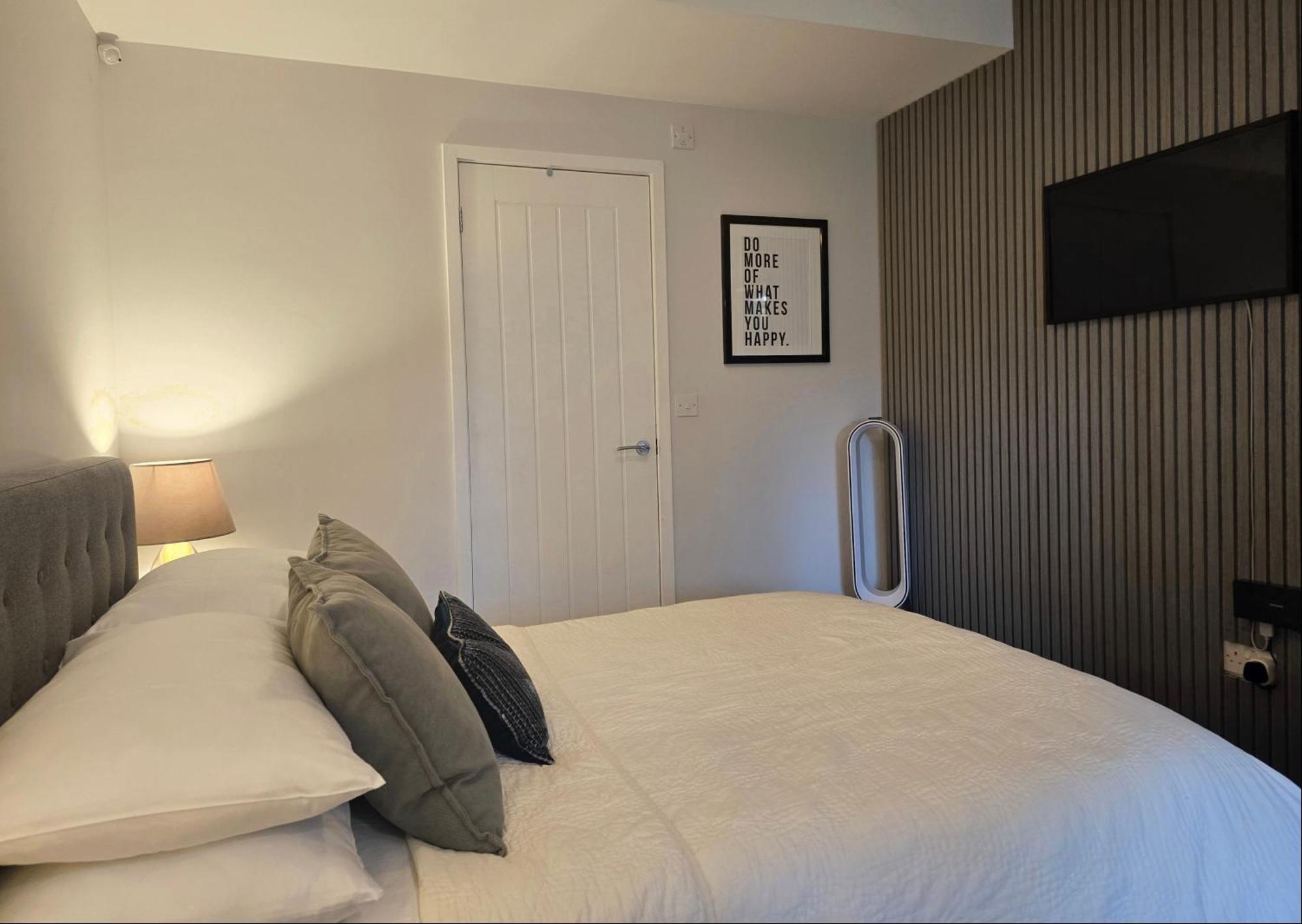 Stylish, Business Traveller Friendly Apartment, With Free Parking And Netflix Фарнборо Екстер'єр фото