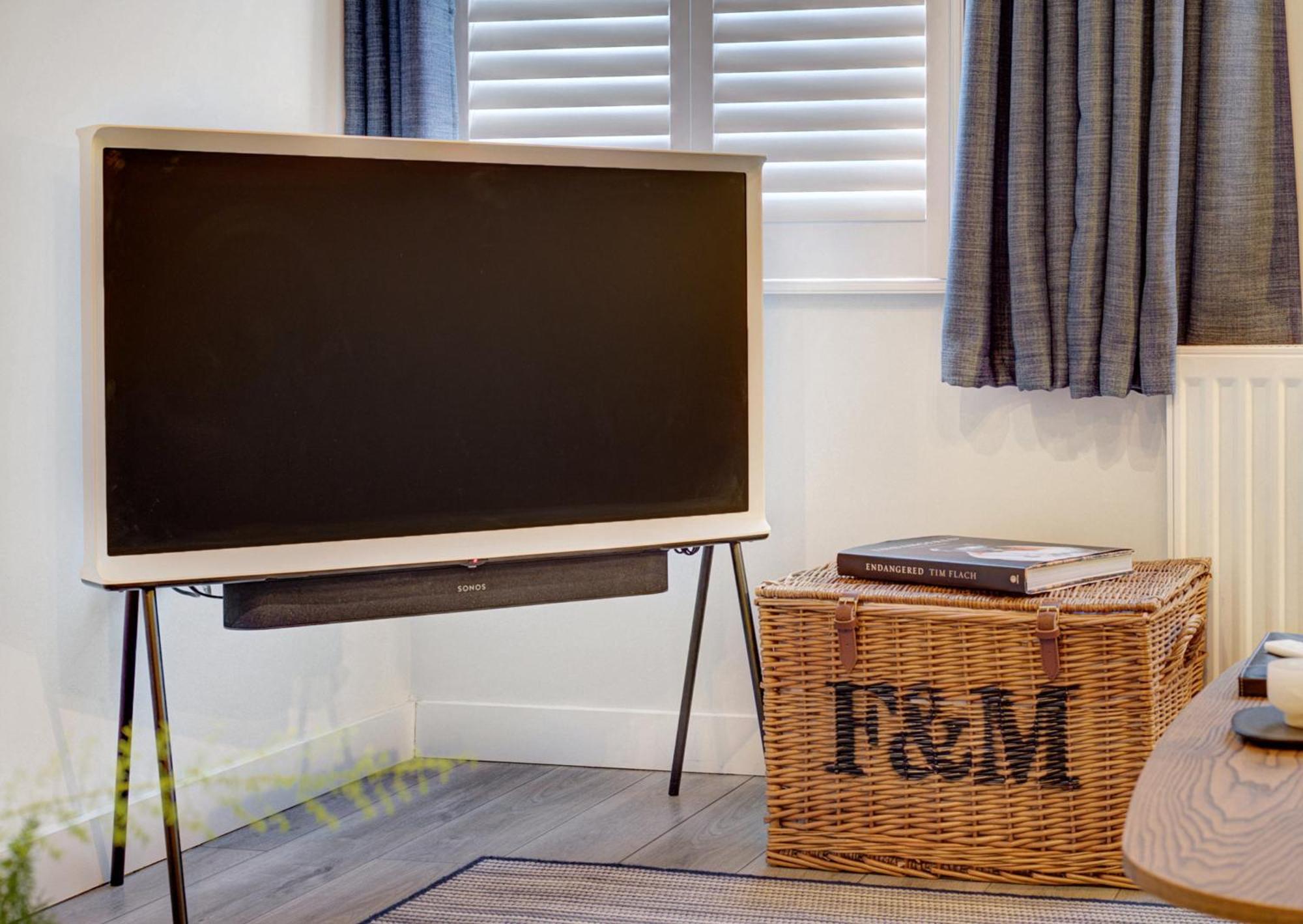 Stylish, Business Traveller Friendly Apartment, With Free Parking And Netflix Фарнборо Екстер'єр фото