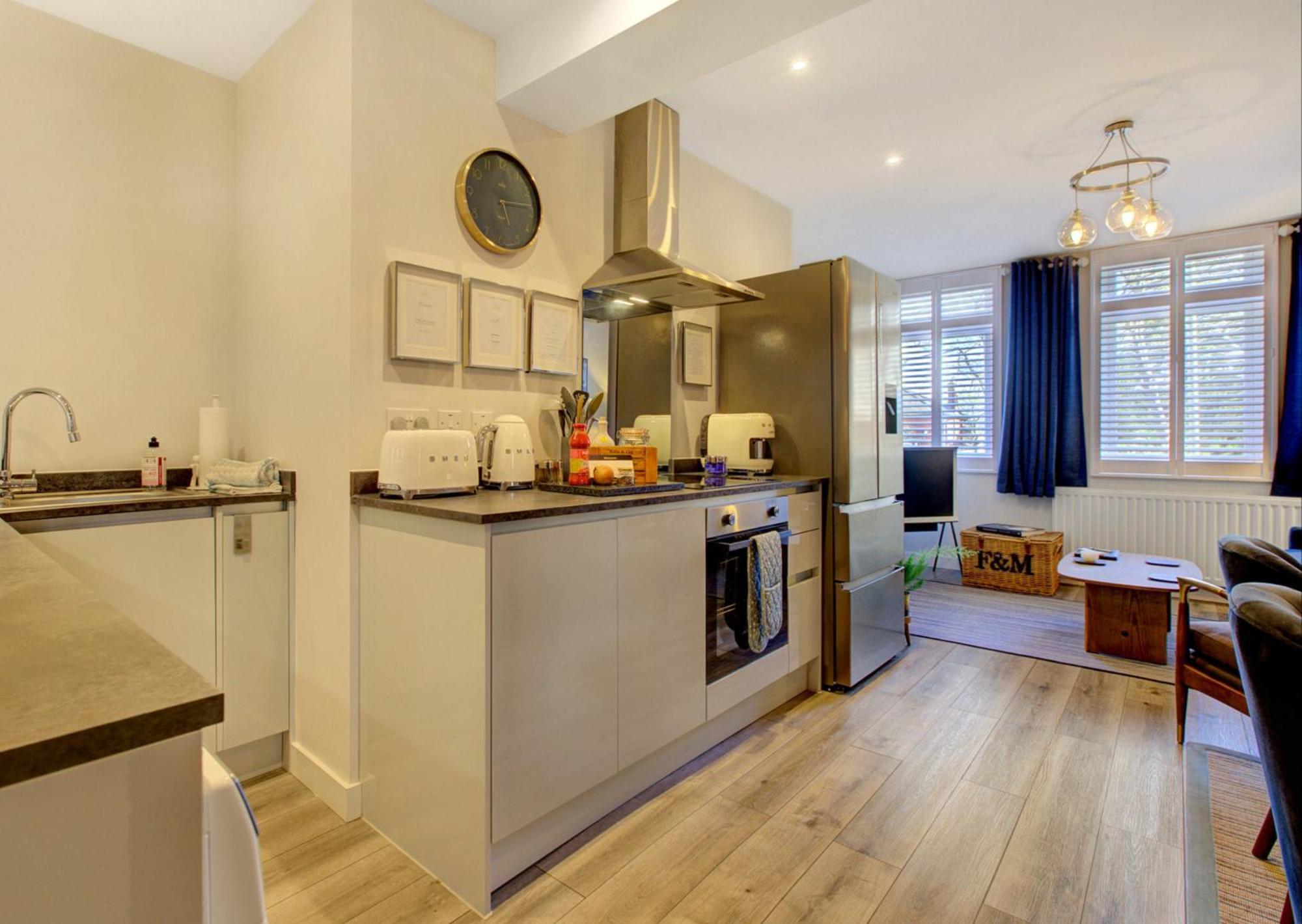 Stylish, Business Traveller Friendly Apartment, With Free Parking And Netflix Фарнборо Екстер'єр фото